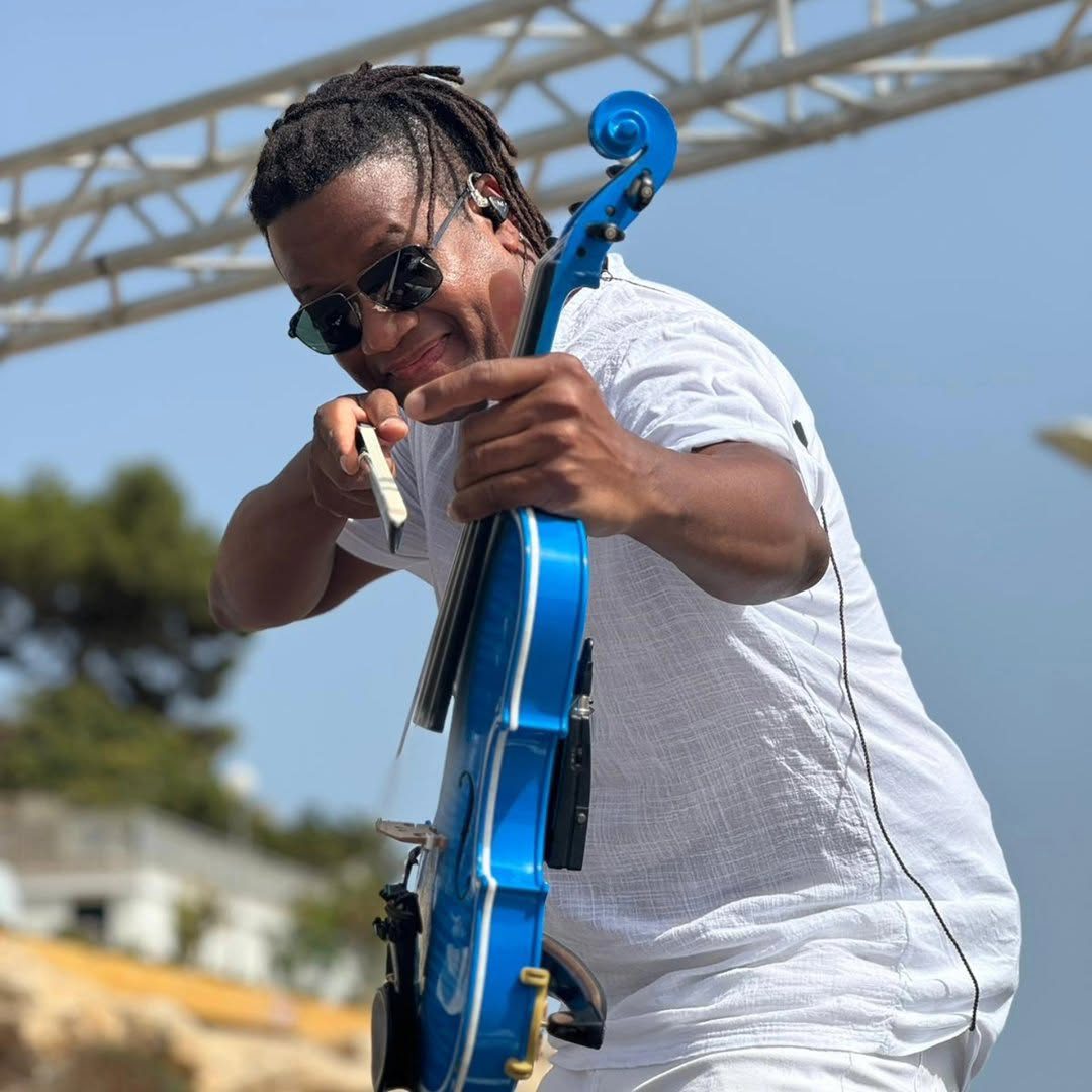 Violinista electrónico en fiesta